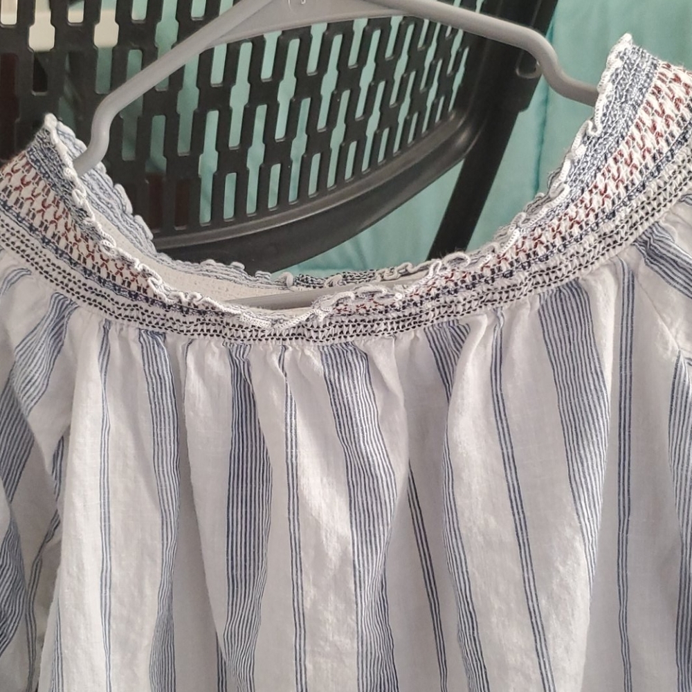 Abercrombie and fitch off the shoulder strip cropped  shirt. - Picture 2 of 6